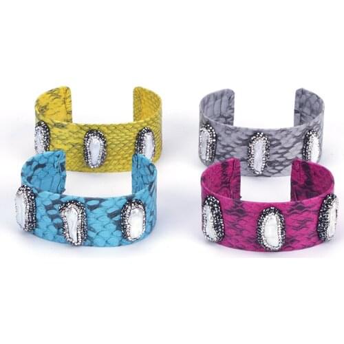 Dankaishi Pattern Leather Bangle for Unisex Snakeskin Genius Fish Leather Fresh Water Pearl Chaems with Rhinestone Fashion Gift