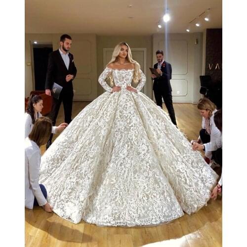 Off Shoulder Full Lace Ball Gown Wedding Dress Luxury Long Sleeves Dubai Wedding Gowns with Feathers Robe De Mariee