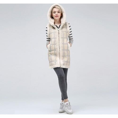 The new 2019 real woollen vest is a winter coat, mid-length coat and fur coat designed for women wearing matching hats