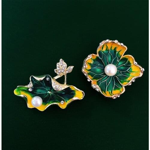 Morkopela Fashion Green Enamel Lotus Leaf Brooches Flower Pearl Brooch Gifts for Women Crystal Pins Wedding Jewelry Accessories