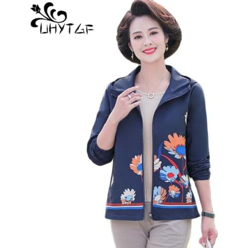 UHYTGF Women Spring Autumn Coat Middle-Aged Mother Thin Windbreaker Female Outwear Printed Hooded Casual 5XL Plus Size Tops 1494