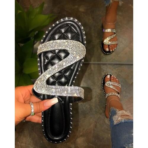 Women rivet sandals outdoor wild rhinestone beach slippers soft surface flat bottom non-slip flip flop Spring/summer new 2020