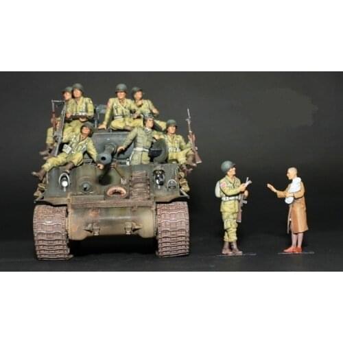 Eight U.S. soldiers and civilians in World War II need to assemble and color 1:35 resin soldier sand table model