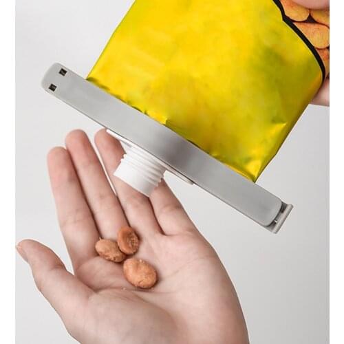 Lightweight Sealing Clip Easy Installation PP Portable Fresh Caps Type Moisture-proof Food Storage Sealer Screw Cover Design