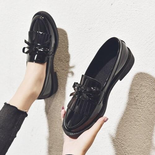 Fringe Bowknot patent leather loafers woman flats low heels pointed toe derby shoes british tassel small leather shoes women2020