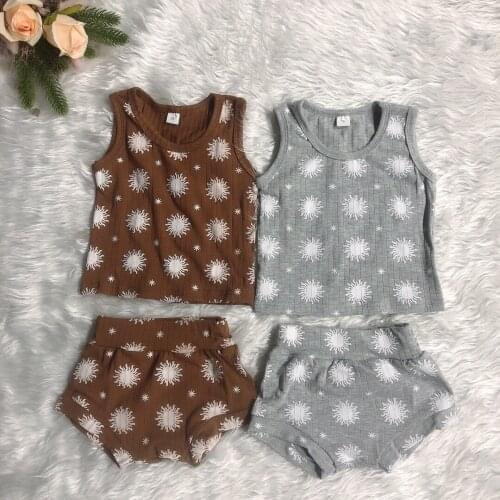 Babies Boys and Girls Casual Two-piece Clothes Set Sun Printed O Collar Sleeveless Tops and Elastic Waist Shorts Brown/ Grey