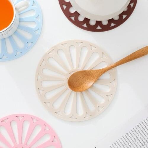 Hollow Insulation Coaster Rubber Non-Slip Cup Pad Creative Flower Shaped Heat Resistant Dining Table Placemat Kitchen Supplies