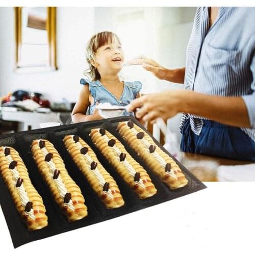 5-Cavity Silicone Mold Baguette Shape Non-stick French Bread Baking Pan Tool shape even after being rolled up in a small space
