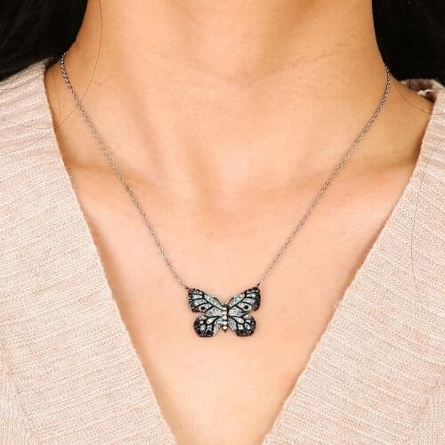 Fashion casual lady butterfly pendant crystal necklace Womens vintage classic necklace Bohemian style bridal student pendant