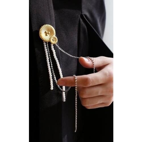 HUANZHI 2020 NEW Retro Elegant Lotus Leaf Buttons Flower Pearl Long Tassel Brooch for Women And Man Overcoat Accessories Jewelry