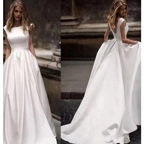 Floor Length Lace Appliques Sweep Train Long Sleeve V-Neck Wedding Dress Backless Backless Bridal Gowns Stunning High Quality