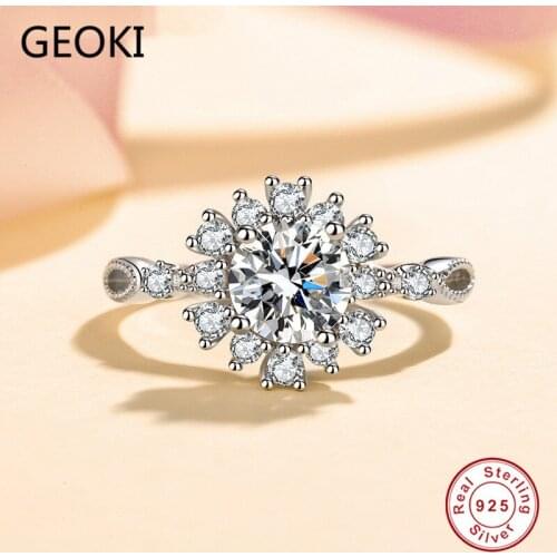 Geoki 925 Sterling Silver 1 Ct Perfect Cut D Color VVS1 Moissanite Snowflake Queen Ring Diamond Test Pass Stone Party Ring Pt950