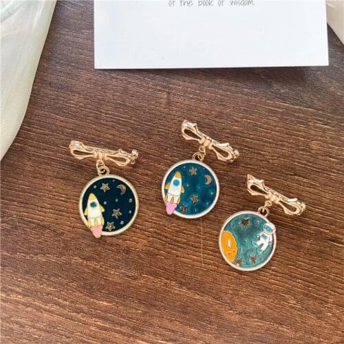 Fashion Astronaut Rocket Moon Star Brooches For Women Girls Aerospace Pendant Lapel Badge Pins Bag Clothes Jewelry Gifts