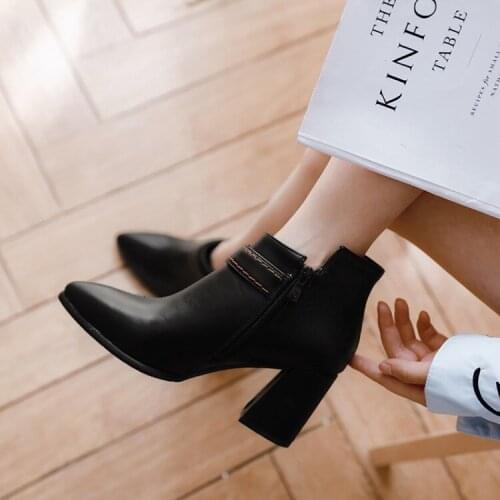 Oversized Simple Euro-American pointed side zipper belt buckle boots in autumn and winter