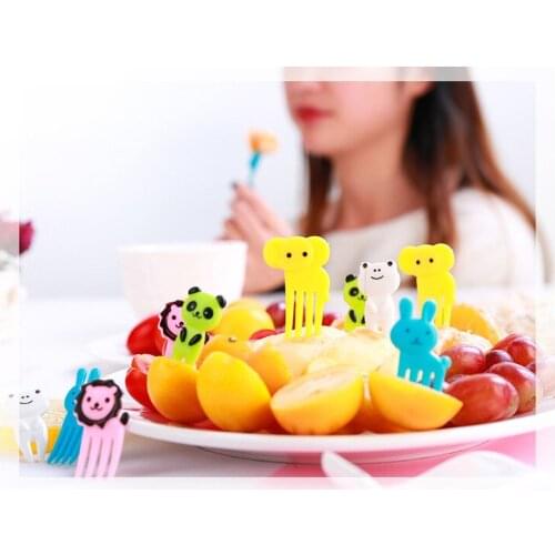 1SET Giraffe Elephant Fruit Fork Set Salad Forks Cake Fruit Picks Cutlery Party Forks Tableware Toothpicks Decoration OK 0231