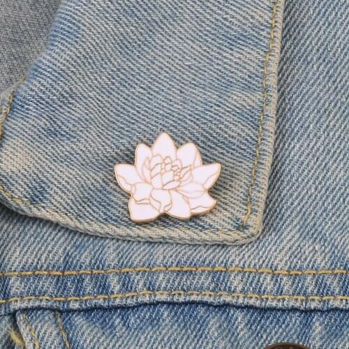 White Gold Color Lotus Flower Creative Brooch Nature Plant Pin Hat Backpack Brooches Jewelry Women Men Gift Japanese Jewelry