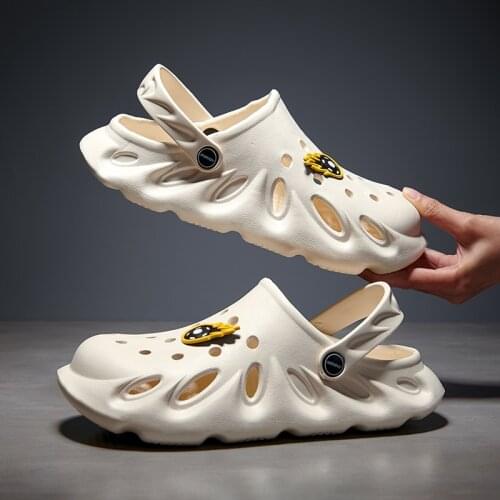 New Classic Men and Women Sandals Summer Hole Flatform Shoes Beach Flat Sandals Slippers Garden Shoes Thick Bottom Slippers