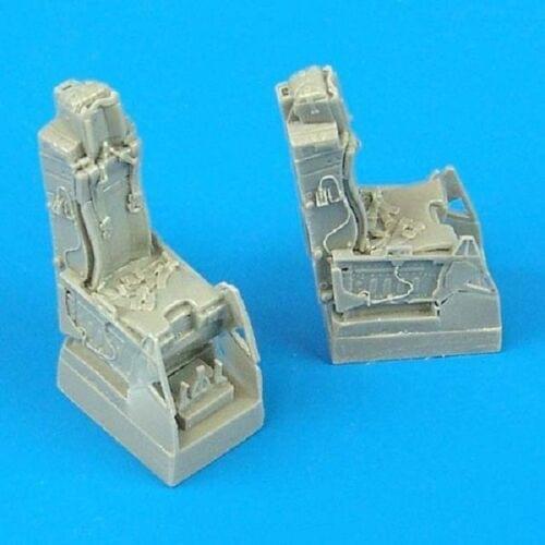 A pair of F-16 resin seats 1:72