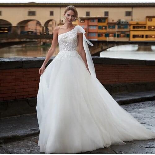 2021 New Arrival Plus Size One Shoulder Wedding Dresses Ivory/ White Ball Gown Floor Length Bride Gowns Vestidos De Novia