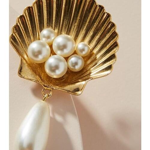 Fashion exaggeration big brand European and American earrings 2021 new bright alloy pearl shell earrings femininity earrings