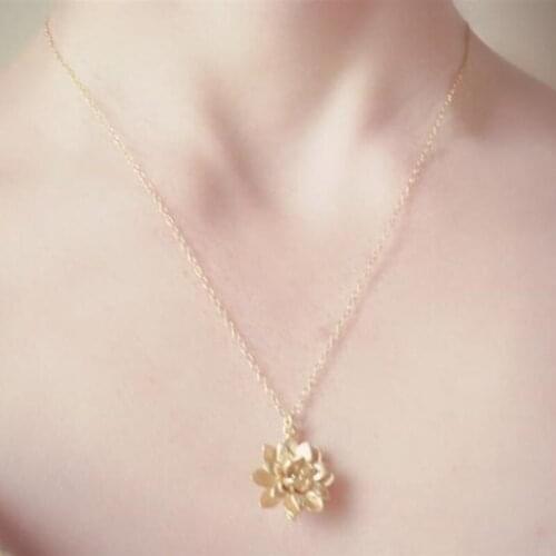 Wholesale New Fashion Personality Jewelry Lotus Shape Pendant All Match Clavicle Necklace For Women Feature Namour Charm Gift