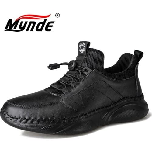 Men Winter Warm Plush Sneakers Boots Genuine Leather Mens Shoes Fashion Waterproof Mens Casual Shoes Outdoor Light Boat Shoes