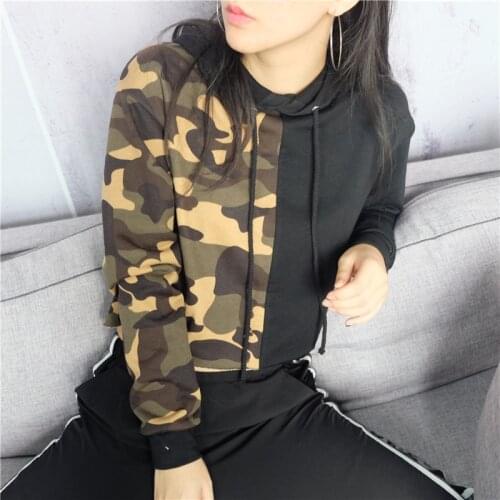 Autumn and Winter 2018 New Camouflage Stitching Hit Loose Loose Navel Short Section Long-sleeved Hooded pullover Women