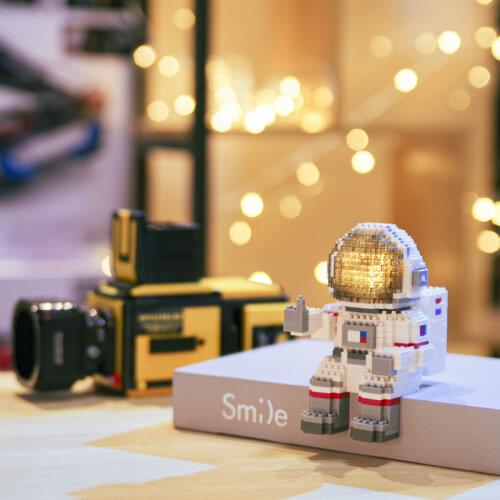 Space astronaut led astronaut figure toy Micro Building Blocks Spaceman Model with LED Light Brick Toys for Children