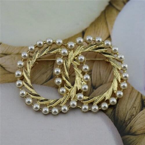 New small act the role ofing is tasted sweet golden alloy inlaid pearl brooch brooch badge Qingdao factory direct sale