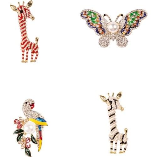 2018 Fashion Jewelry Korean Enamel Pin Metal Pearl Crystal Rhinestone Parrot Butterfly Giraffe Brooch Christmas Brooch Women