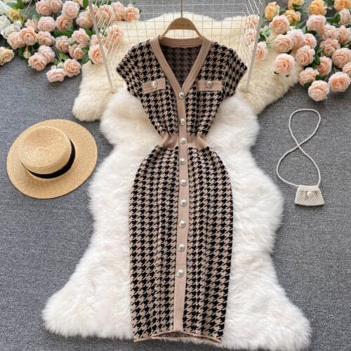 European Summer New Temperament Retro Houndstooth Waist V-neck Buttoned Slim Mid-length Knitted Bag Hip Dresses Women 2021
