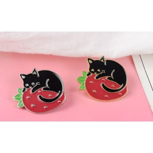 Cartoon Black Strawberry Cat Animal Pin Hard Custom Enamel Pins Brooches Badges Lapel Pin for Kids Girls Gifts Jewelry Wholesale