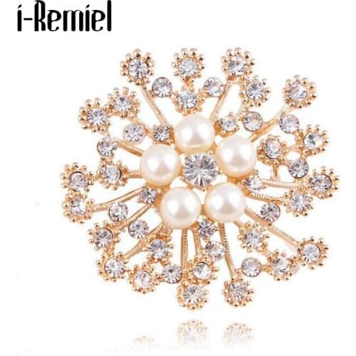 Fashion Pearl Crystal Flower Brooch Rhinestones Cardigan Lapel Pin and Brooches Scarf Buckle Badge Gifts for Women Accessories