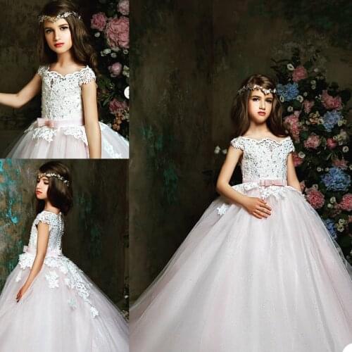 2021 New Flower Girl Dress For Weddings Appliqued Tiered Lace Capped Sleeves Birthday Gowns Pageant First Communion Wear