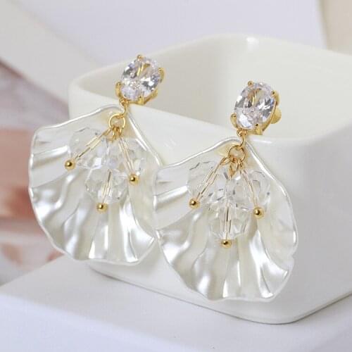 Personalized shell shape inlaid zircon crystal ball ear clip