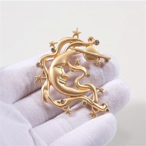 2019 New retro, geometric matte gold, matte, metal, carving, portrait, geometric, square brooch, womens pin, accessories