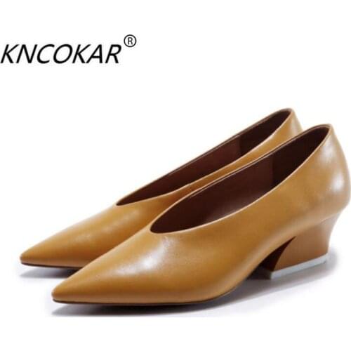 Vintage deep V with the head layer with the top of the leather shoes, the fashion trend has the temperament black working