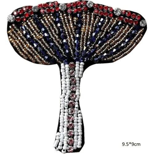 Fashion heart embroidered beaded Patches for Clothing sew on rhinestonen flower parche Appliques Decoration Badge parche