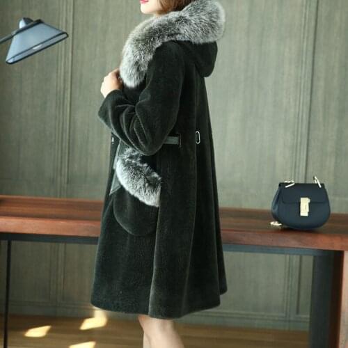 2020 Loose Warm Sheep Shearing Coat Female Wool Jackets With Natural Fox Fur Collar Hooded Winter Jacket Women YQ984