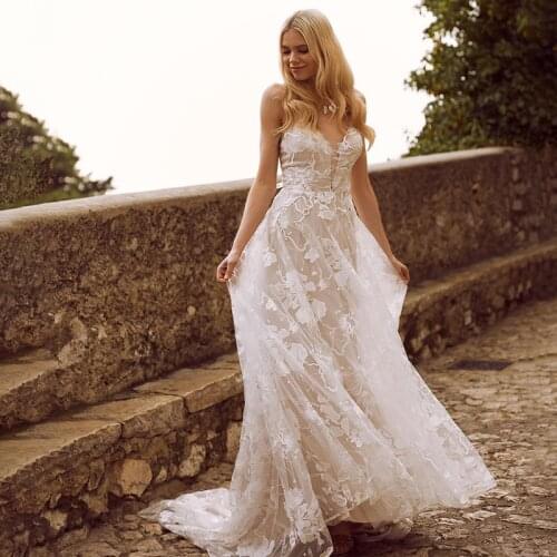 Floral Lace Princess Bride Wedding Dress Luxury V Neck Beach Champagne Spaghetti Straps Sleeveless Open Back Bridal Gowns