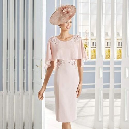 2021 Latest Charming Pale Pink Short Mother of the Bride Dresses Knee Length with Shawl Wedding Guest Gowns Jewel Neck Florals