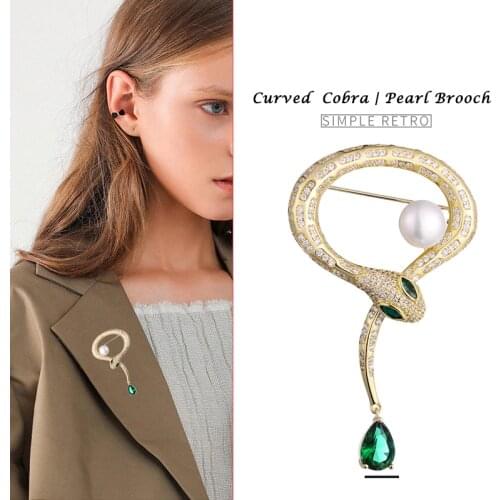 Hongye Natural Freshwater Pearl Brooch Sparkly Emerald Cobra Pin for Women Vintage Brooches Jewelry really luxury design wedding