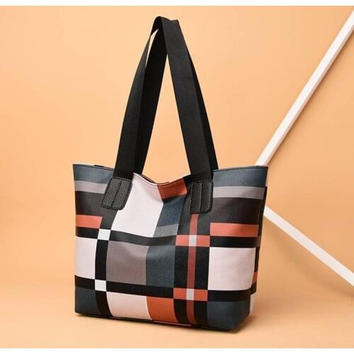 2020 new female bag tote bag wild large-capacity ladies handbag European and American shoulder bag pu female bag lattice big bag