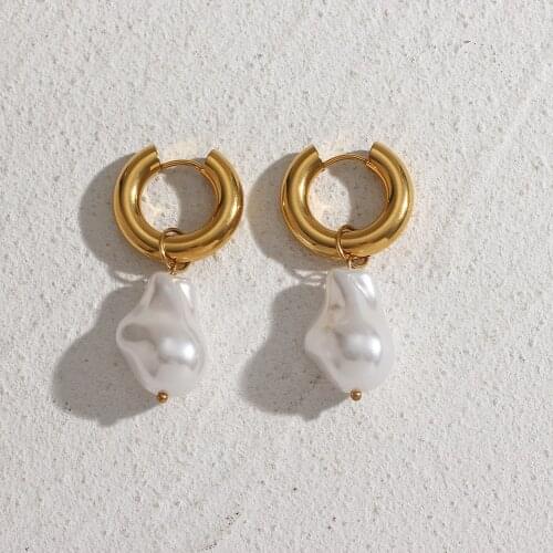 2021 Hot Selling Removable Chunky Hoop Earrings With Irregular Baroque Pearl Charm Stainless Steel Gold Plated Hoop Earrings