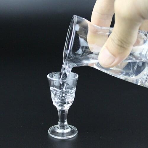 A seven-piece set of liquor glasses A small trumpet glass splitter spirit glass liquor glass bullet glass custom flask