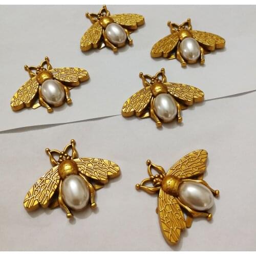 2018 Hot Bee shoes Buckle Hooker Badges Pins for the Clothing bags wallet lock pin buckle Garment Accessories