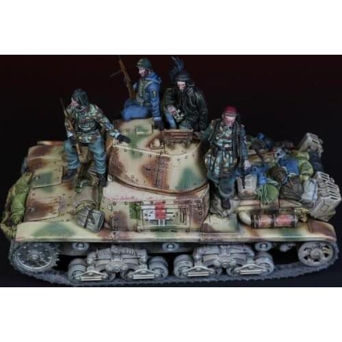 1/35 Scale Unpainted Resin Figure Italian Tan crew ( tank not included ) 4 figures collection figure