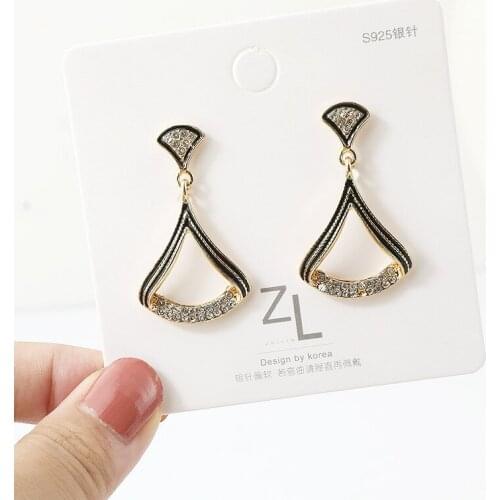 Korean Fashion Earrings 2021 New Girl Earrings Temperament Simple And Cold Wind Net Celebrity Wild Fan-shaped Crystal Earrings
