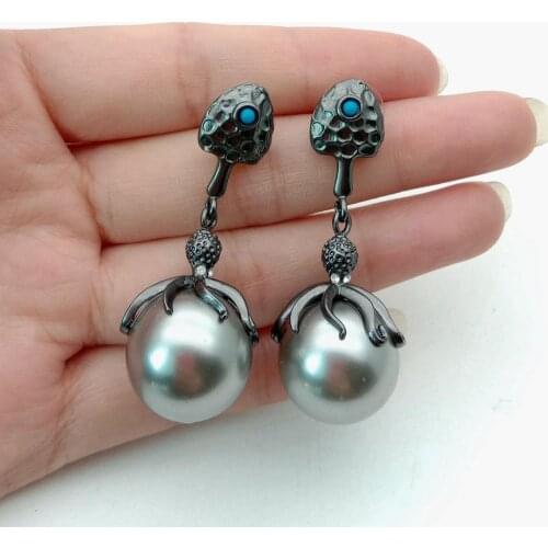 YYGEM Hiphop style 18mm Gray Sea Shell Pearl Gunmetal color plated Octopus Stud Earrings for women