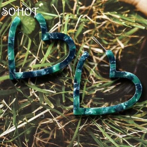 SOHOT Romantic Cute Hollow Colorful Acrylic Heart Women Stud Earrings Chic Tiny Jewelry For Girl Birthday Party Charming Bijoux